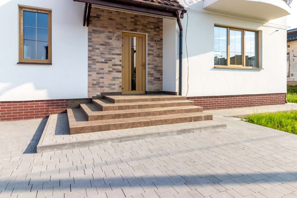 Vorderansicht eines einladenden Hauses mit Veranda